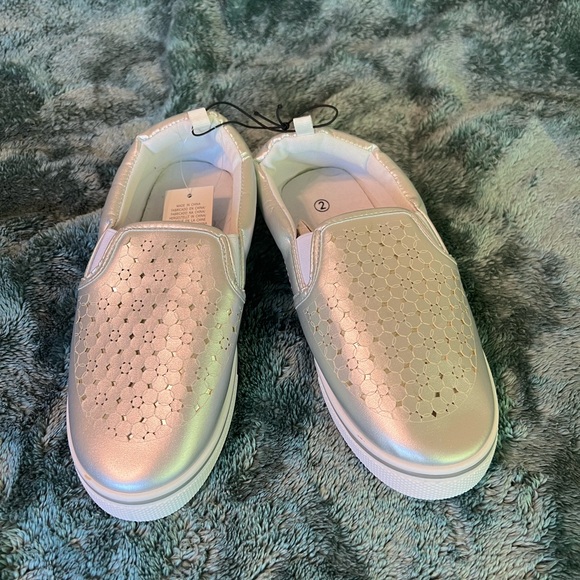 Silver with flower patten slip on girls shoes size 2 gifted tag on never worn - Picture 2 of 3